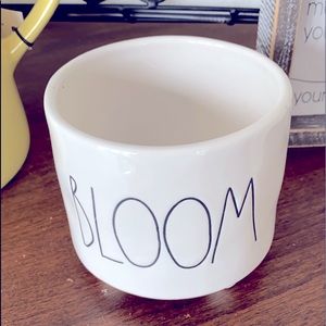 SOLD Rae Dunn Bloom planter pot